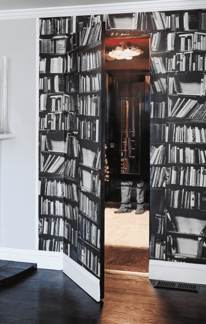 La porta e parte del muro sono decorate con una stampa di un libro
