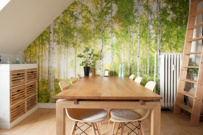 le pareti della sala da pranzo sono ricoperte di carta da parati fotografica con l'immagine di alberi (betulla)