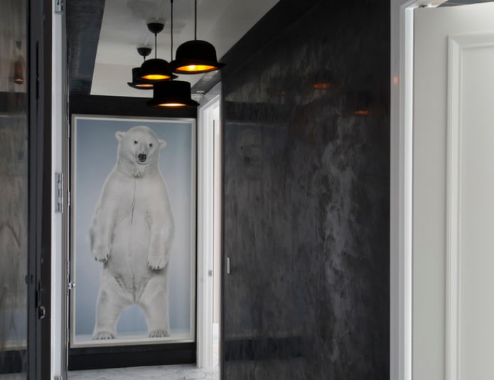 kapeat fotomuraalit, joissa käytävällä on jääkarhu