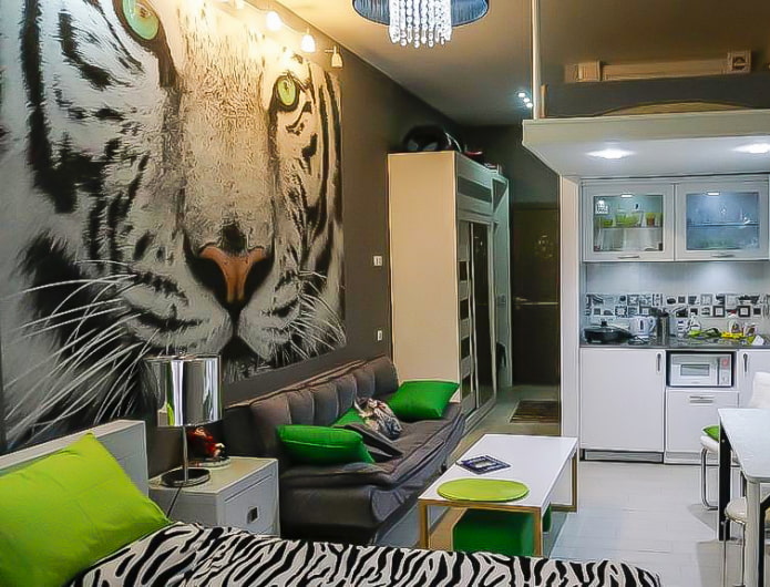 paper pintat ampliant amb tigre a la cuina-sala d'estar