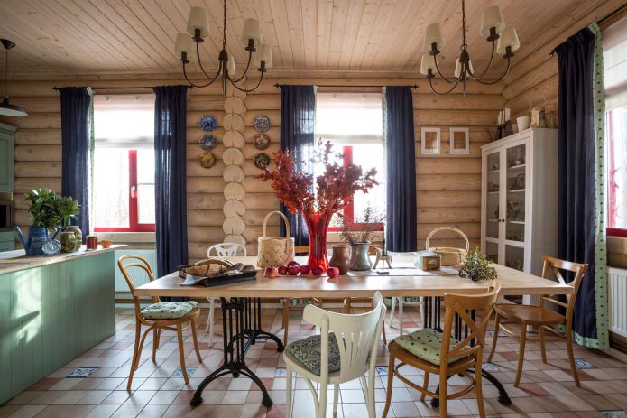 تصميم غرفة الطعام في منزل خشبي