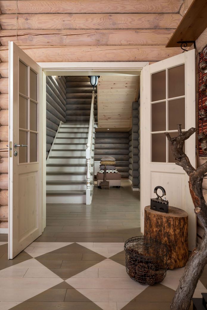 reka bentuk lorong di rumah kayu yang diperbuat daripada kayu balak