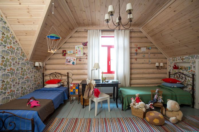 disseny d'un viver en una casa de fusta feta amb troncs