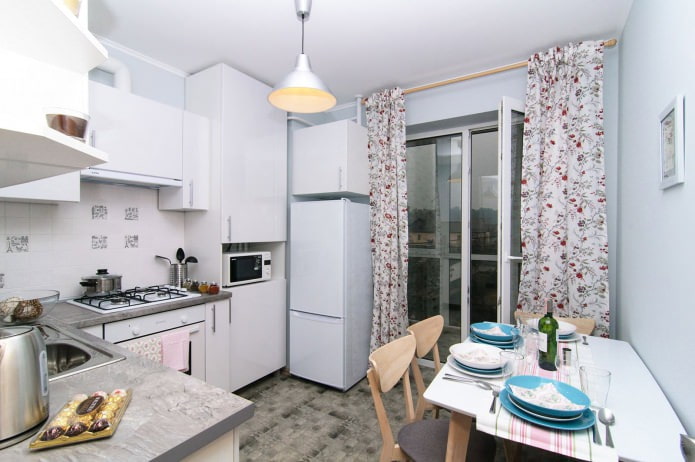 virtuvė balta studijos tipo apartamentuose