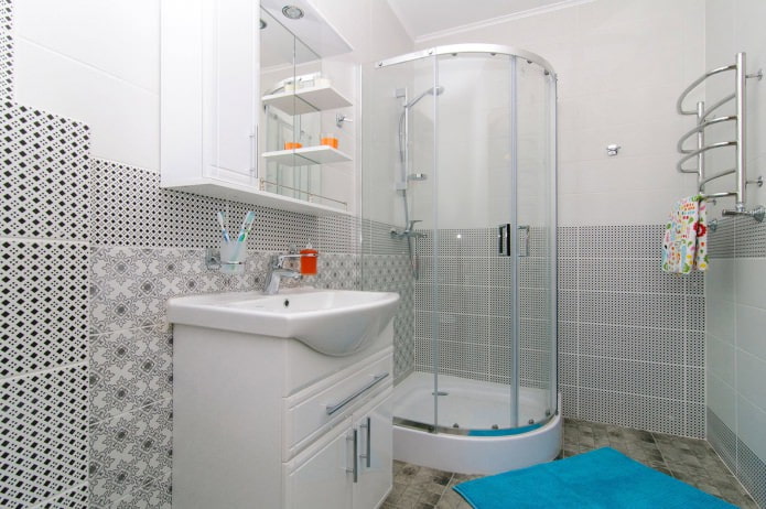 design av et lyst bad med dusj