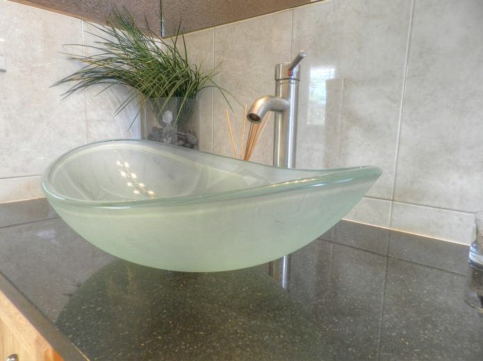 sklenené umývadlo do kúpeľne