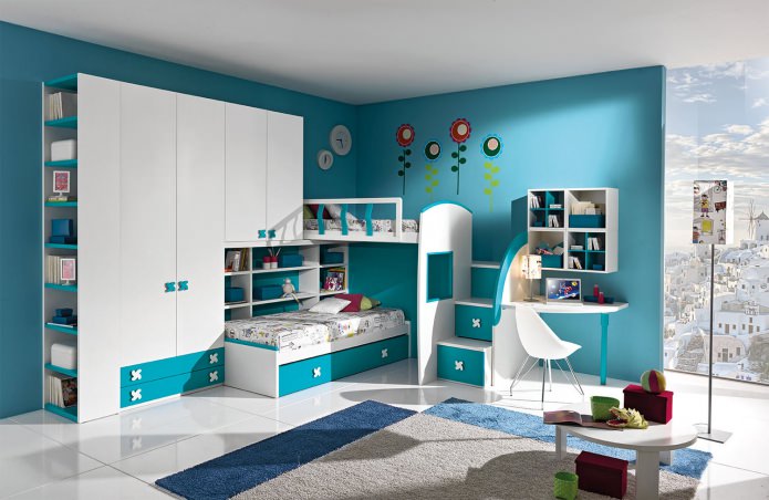 habitació infantil blanca i turquesa