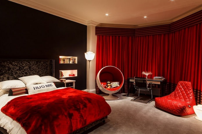 interior roșu al dormitorului