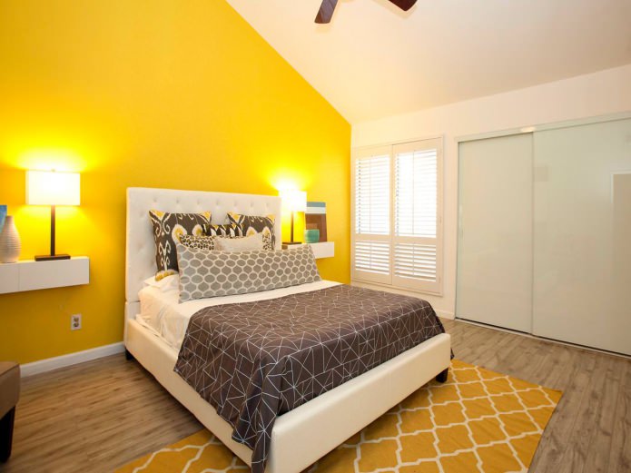 indvendigt gult og hvidt soveværelse