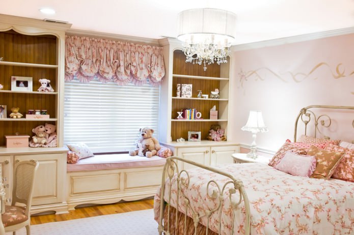 παιδικό δωμάτιο σε εξοχικό στιλ σε ροζ χρώμα