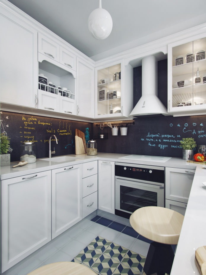 virtuvės interjeras su baltu virtuvės komplektu