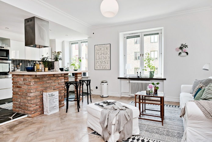 Skandinaaviseen tyyliin sisustettu keittiö-olohuone