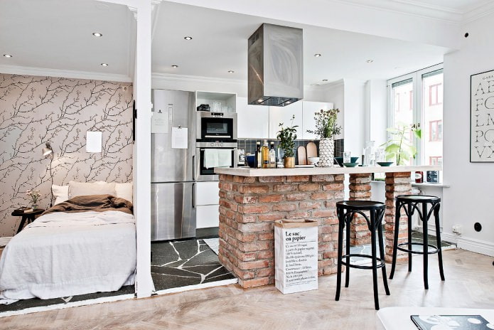 Skandinaviškas virtuvės dizainas su plytų baro prekystaliu