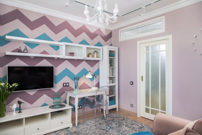 svetlá obývacia izba v levanduľovej farbe