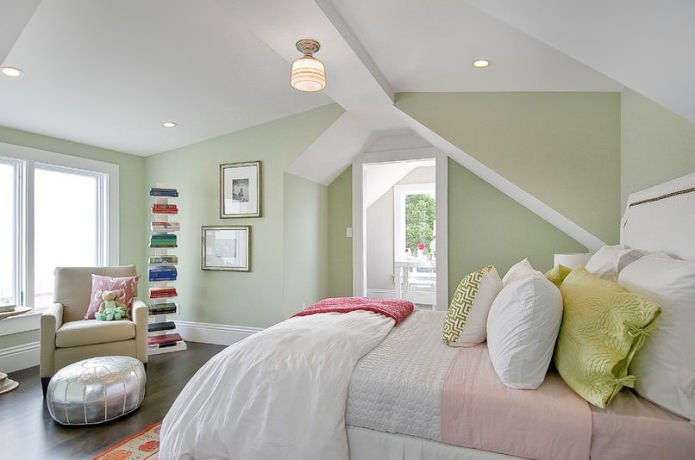 pastel yeşil renklerde yatak odası dekorasyonu