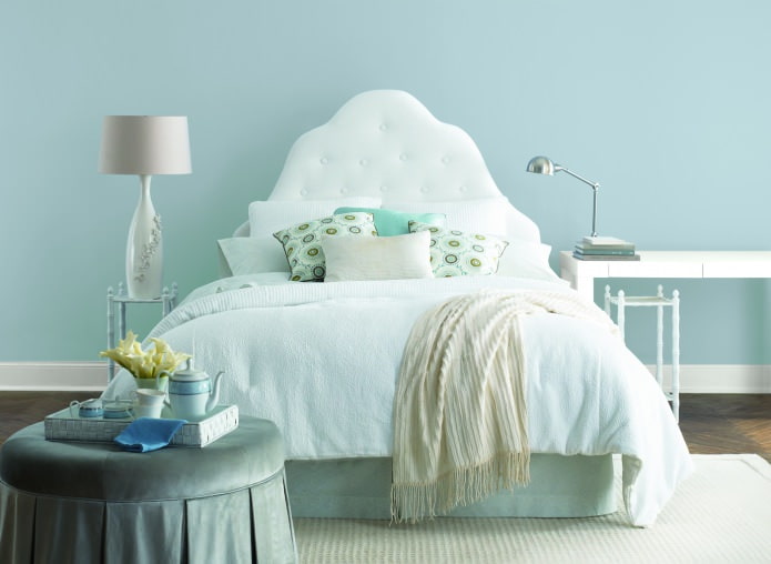 design ložnice v pastelových tyrkysových barvách