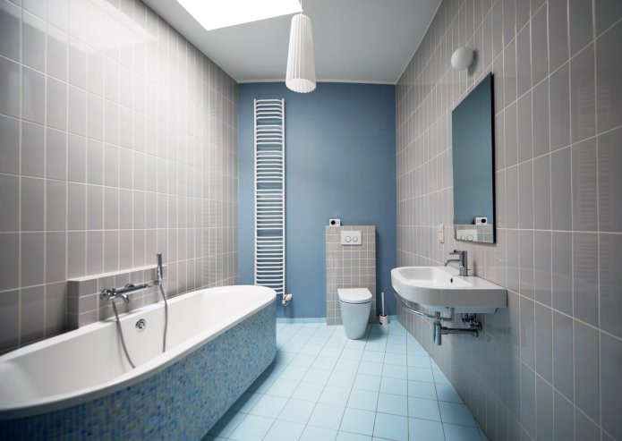 grå fliser på badeværelset kombineret med blå vægge