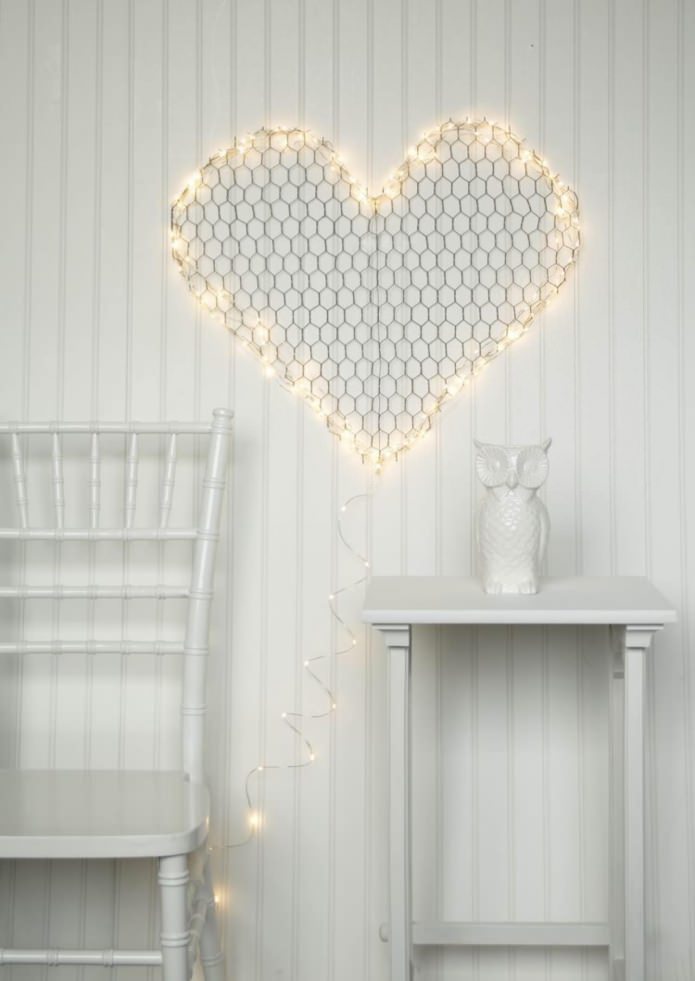 σχέδιο στον τοίχο με τη μορφή μιας καρδιάς με μια γιρλάντα