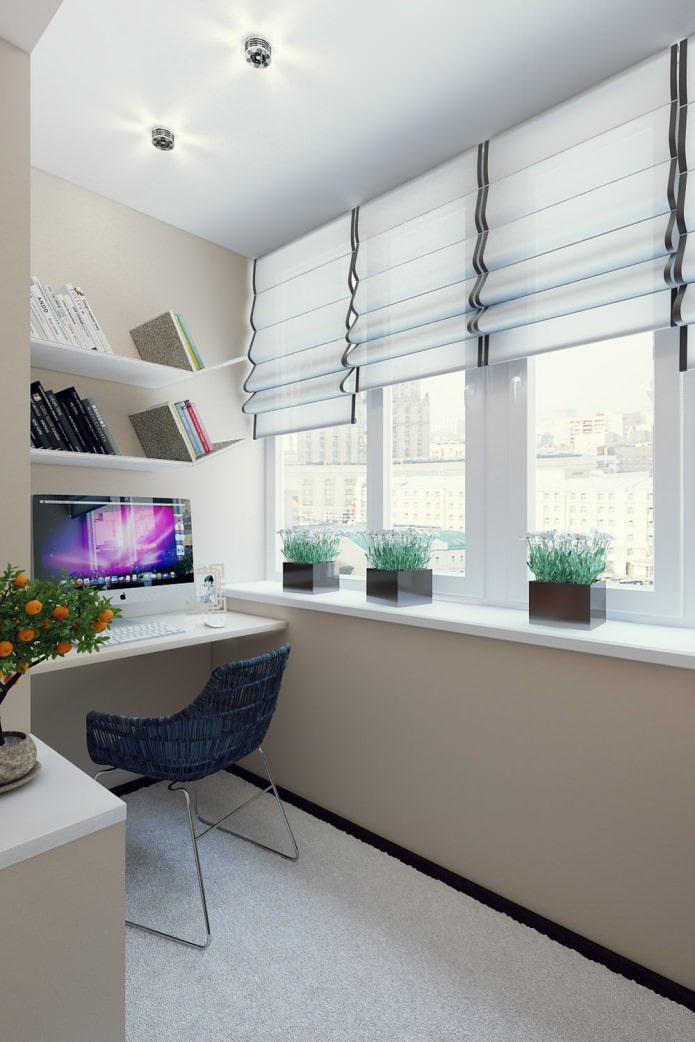un birou pe balcon într-un apartament cu două camere de 50 mp. m.