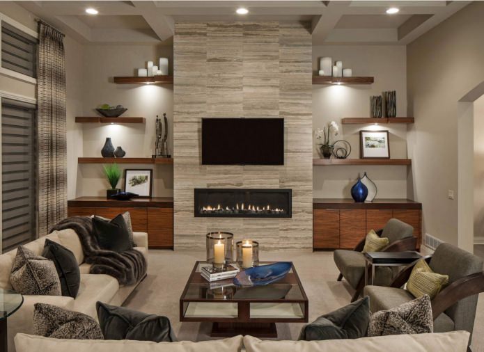 symetrické uspořádání dekoračních předmětů na policích v obývacím pokoji
