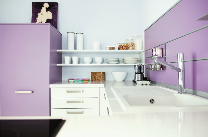 kuchyně v bílé a lila tóny
