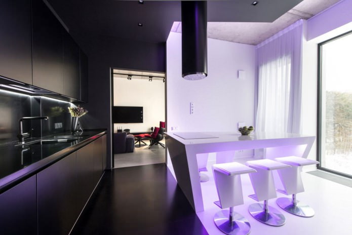 Interiér kuchyně s fialovým osvětlením