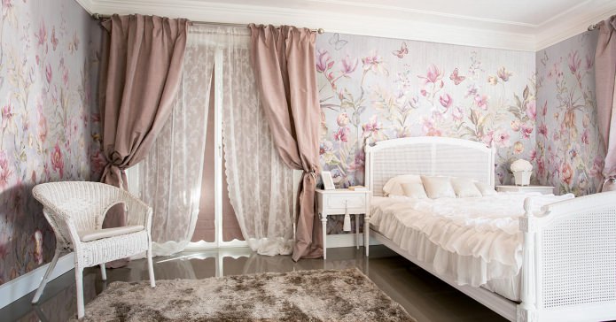 Behang in het interieur van de slaapkamer: bloementekening