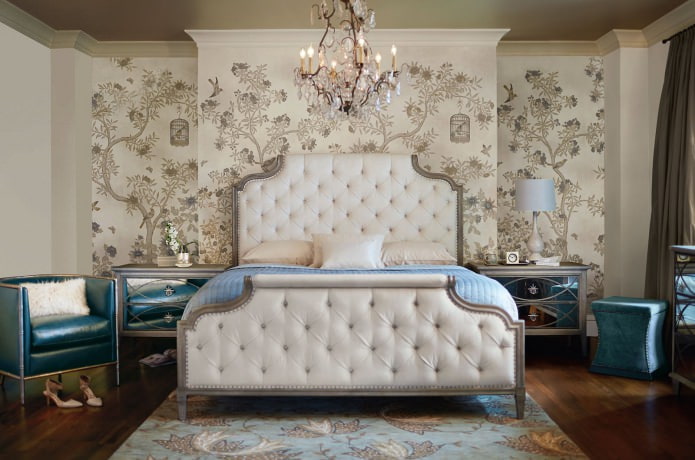 Klasik bir yatak odasında bej duvarlar