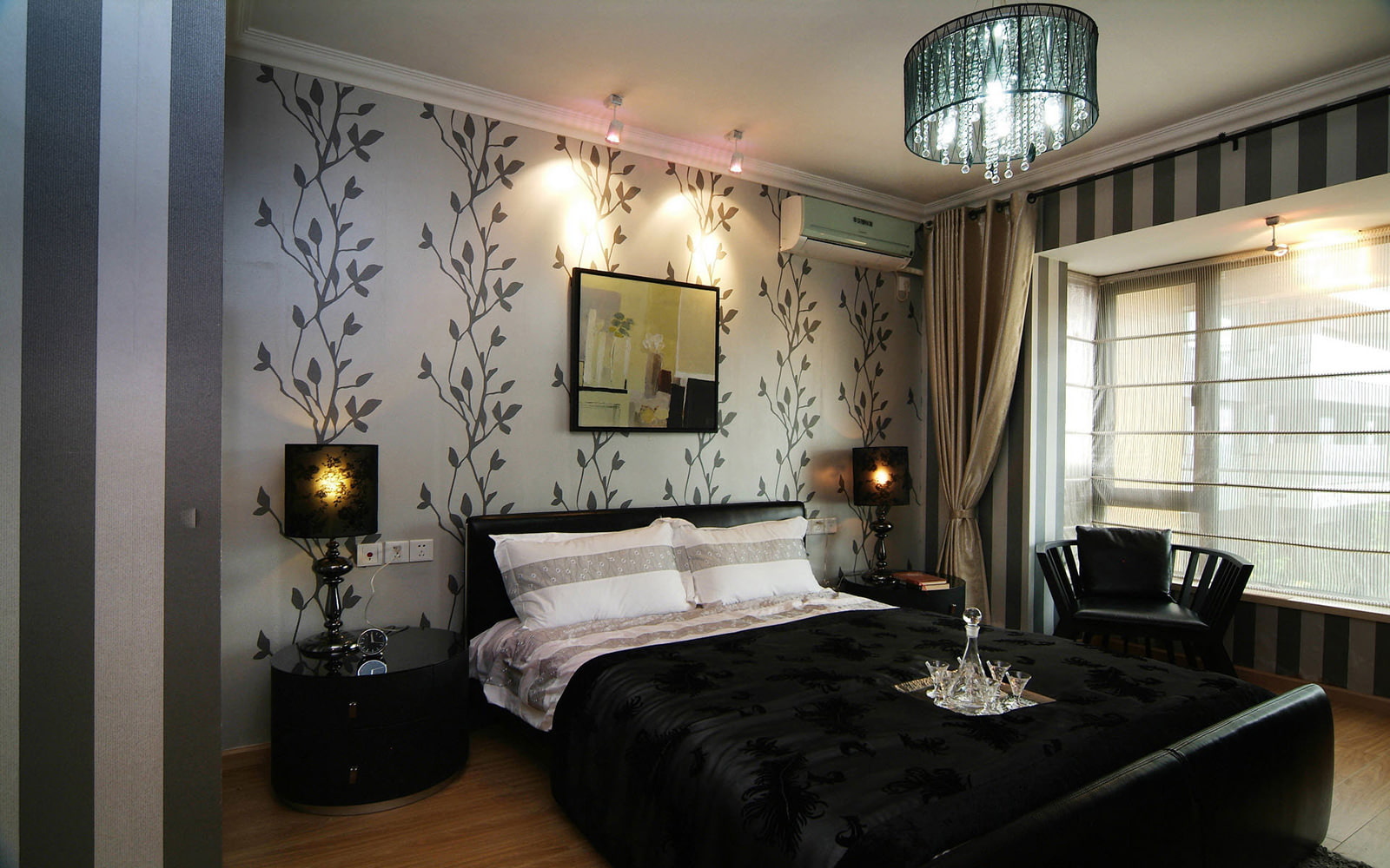 design ložnice s šedou tapetou
