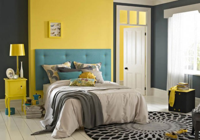 Kombinuoti skirtingų spalvų tapetai miegamajame