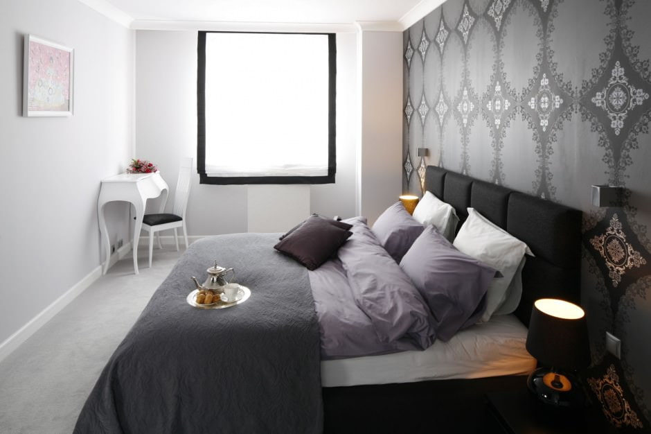 design della camera da letto con carta da parati grigia