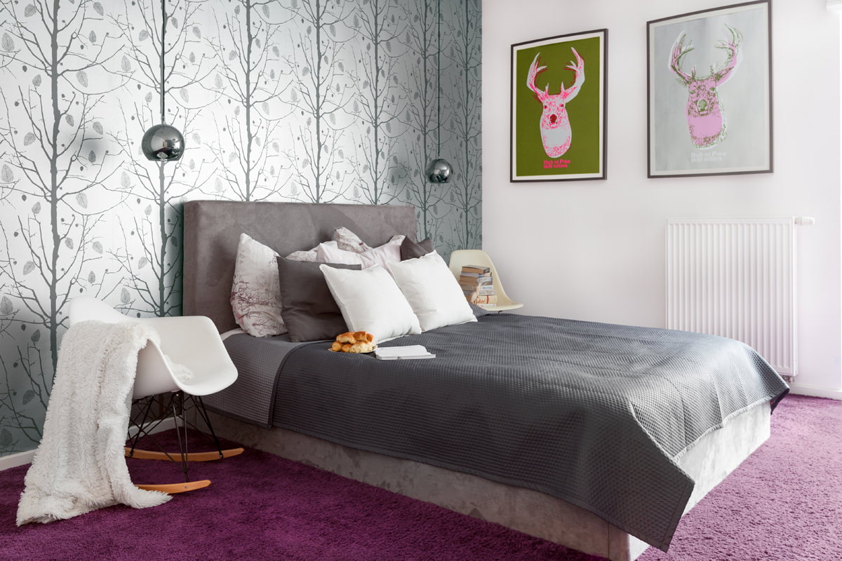 thiết kế phòng ngủ với giấy dán tường màu xám