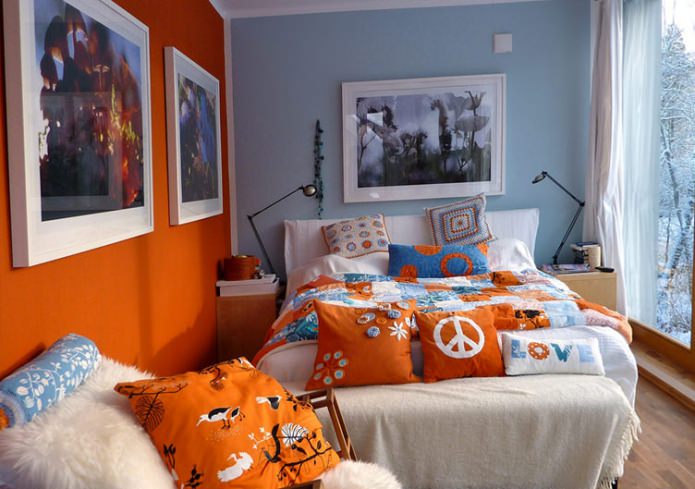 Комбиниран тапет от различни цветове в спалнята