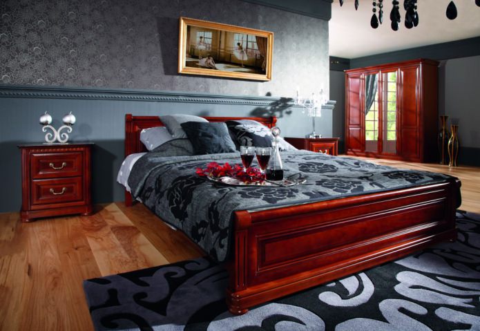 Połączona tapeta w klasycznej sypialni z bordiurą
