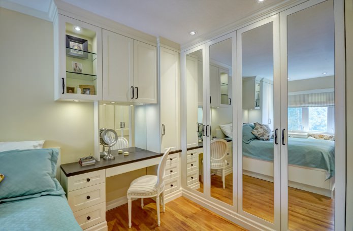 Reka bentuk kabinet sudut cermin di bilik tidur