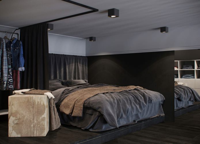 miegamojo interjeras studijos tipo apartamentuose su aukštomis lubomis