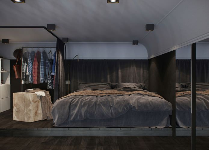 guļamistabas interjers studijas tipa dzīvoklī ar augstiem griestiem