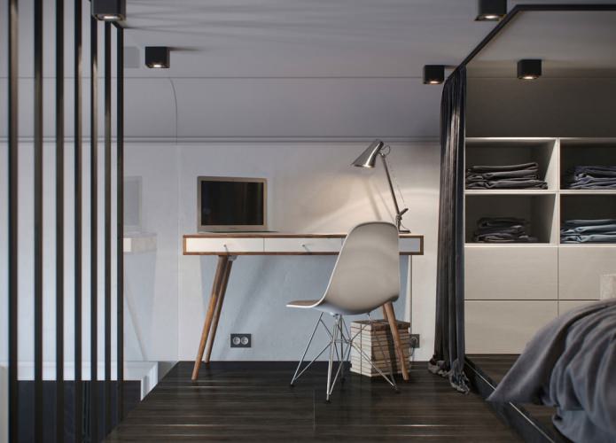 miegamojo interjeras su darbo vieta studijos tipo apartamentuose su aukštomis lubomis
