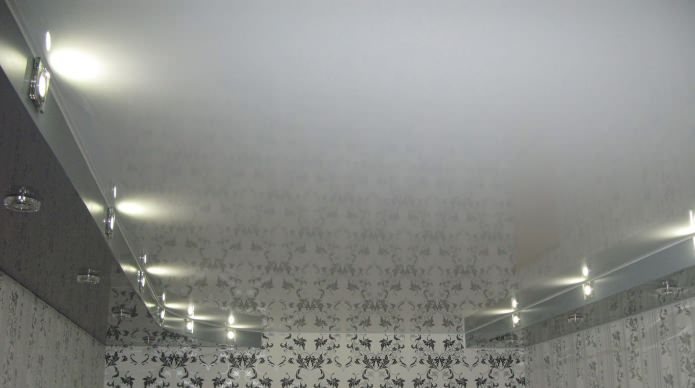 Verlichting in de keuken met spanplafond