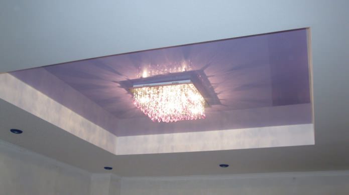 Éclairage dans la cuisine avec un plafond tendu