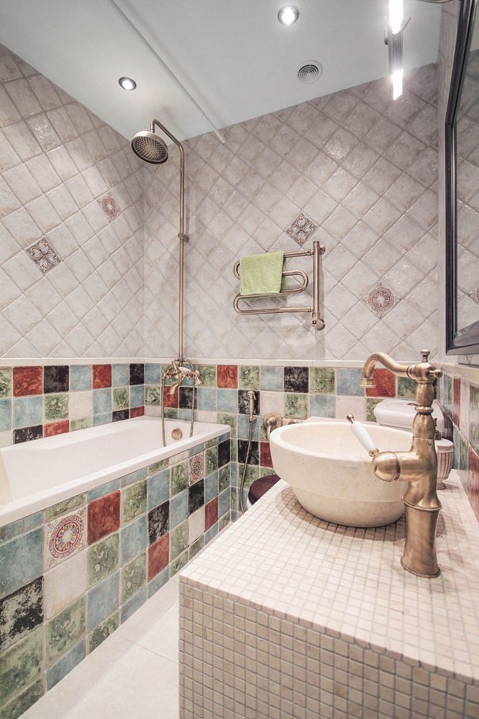 kylpyhuoneen kunnostus kahden huoneen Hruštšovissa Provencen tyyliin