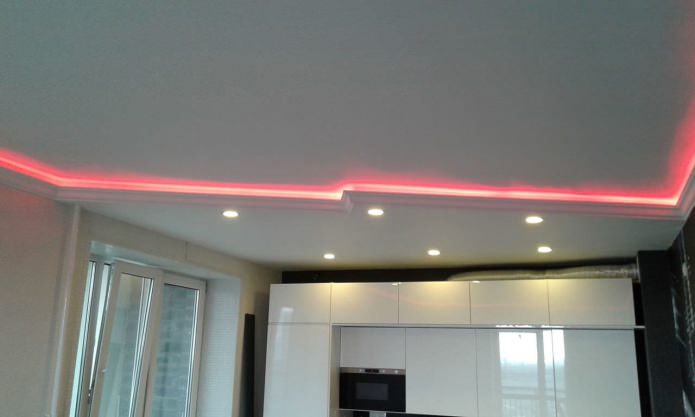 Osvetlený strop zo sadrokartónu v kuchyni