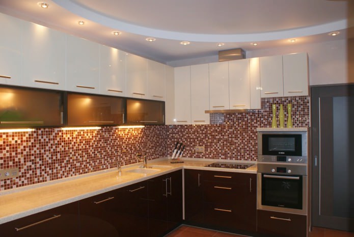 Podświetlany sufit z płyt gipsowo-kartonowych w kuchni