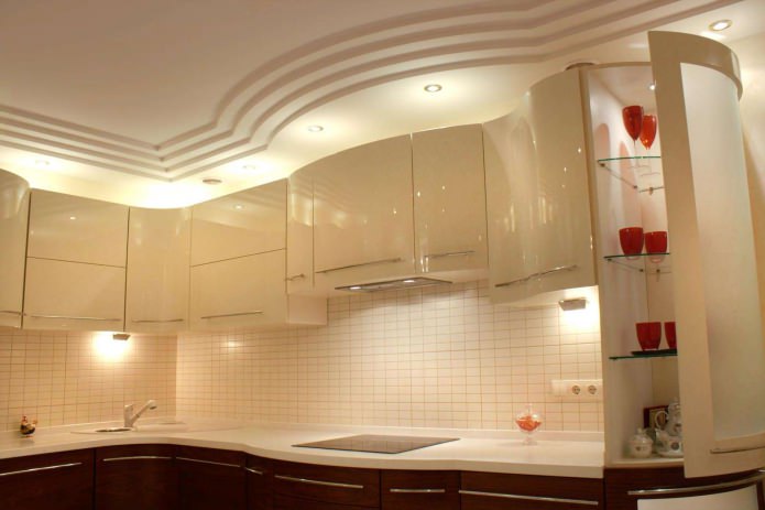 Gipsplaatplafond met meerdere niveaus in de keuken
