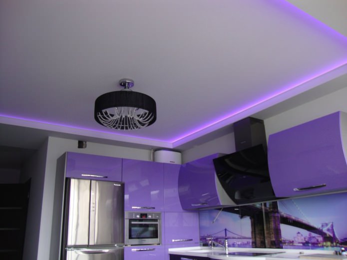 Осветен таван от гипсокартон в кухнята