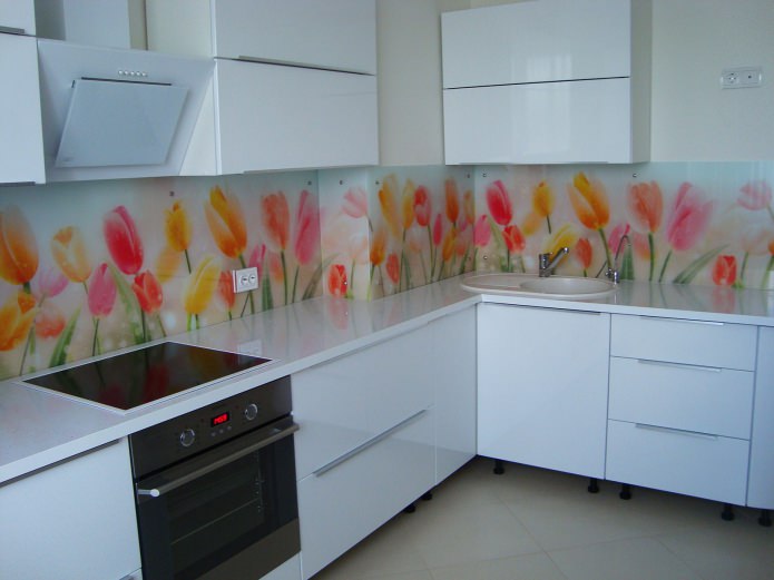 ساحة المطبخ مع زهور الأقحوان