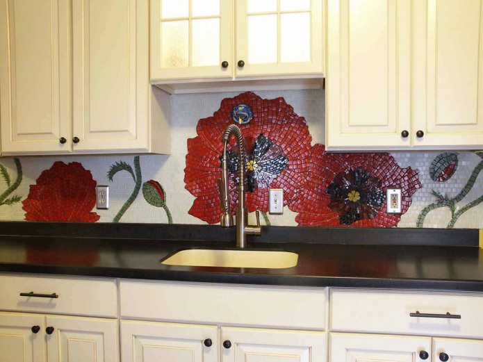 mozaikinė virtuvės prijuostė su gėlėmis
