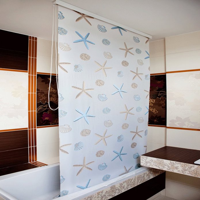 rideau de salle de bain avec corniche au plafond