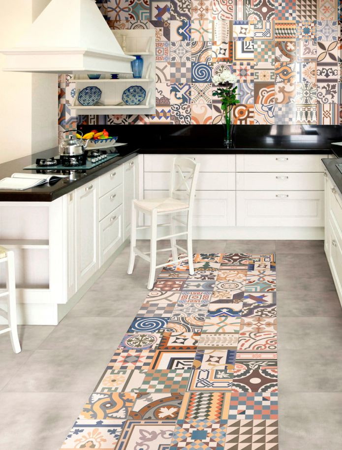 Płytki patchworkowe na podłodze w kuchni i fartuchu