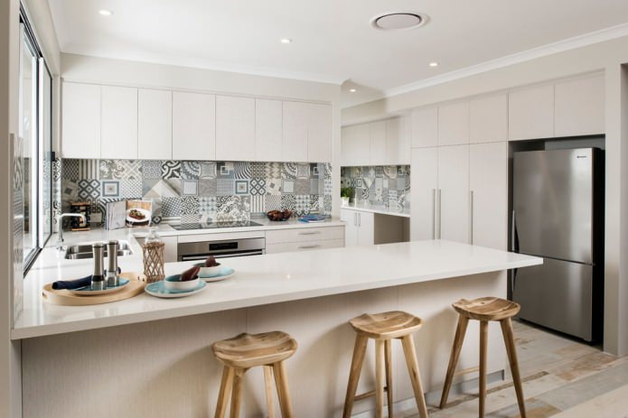 Patchworkové dlaždice v kuchyni v štýle minimalizmu